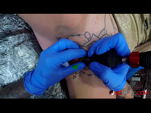 ❤️ Extreem getatoeëerde hottie Sully Savage kreeg een tatoeage op haar clitoris ❤️❌ Quality sex at us nl.porn-milf300.ru ﹏